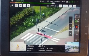 Obraz z kamery drona przedstawiający przejazd dla rowerzystów i przejście dla pieszych