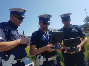 Trzech policjantów patrzących na tablety