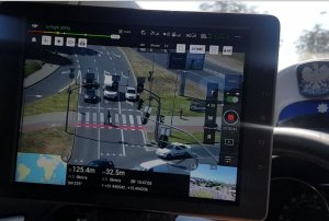 Obraz z kamery drona przedstawiający przejście dla pieszych z sygnalizacją świetlną
