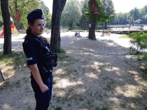 Policjanta obserwująca plaże nad jeziorem