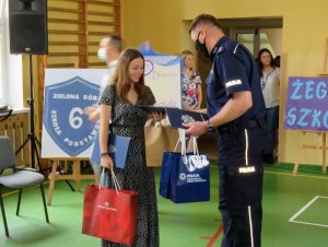 Komendant Miejski Policji w Zielonej Górze składający podziękowania jednej z nastolatek.