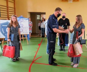 Komendant Miejski Policji w Zielonej Górze składający podziękowania drugiej z nastolatek.