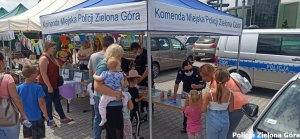 Stoisko Komendy Miejskiej w Zielonej Górze otoczone ludźmi