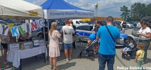 Stoisko Komendy Miejskiej w Zielonej Górze otoczone ludźmi