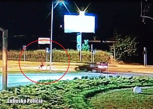 Auto zbliżające się do przejazdu dla rowerów, na którym znajduje się niechroniony rowerzysta.