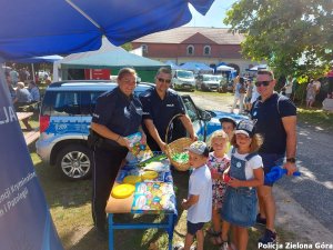 Policjanci rozdają dzieciom upominki