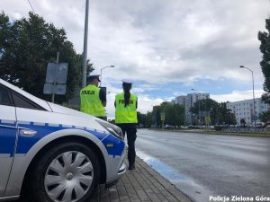 Dwójka policjantów pilnująca ruchu drogowego.