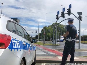 Policjant stojący przy przejściu.