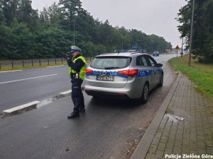 Policjant Ruchu Drogowego mierzy prędkość na trasie północnej