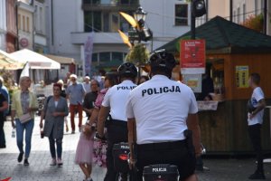 Policjanci na rowerach patrolują rynek