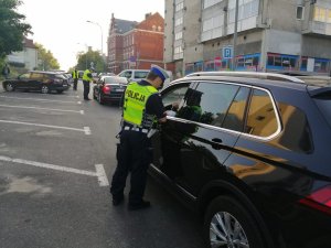 Policjanci Ruchu Drogowego kontrolują samochody na jednej z ulic w Zielonej Górze
