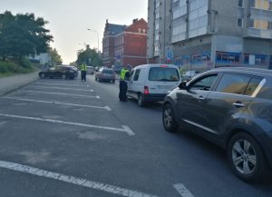 Policjanci Ruchu Drogowego kontrolują samochody na jednej z ulic