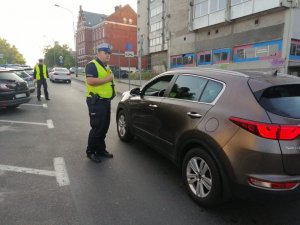 Policjanci Ruchu Drogowego kontrolują samochody na jednej z ulic