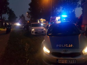 Policja i ambulans medyczny na miejscu wypadku