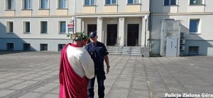 Bachus z policjantem przed komendą Miejską Policji w Zielonej Górze