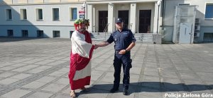 Bachus z policjantem przed komendą miejską policji w Zielonej Górze