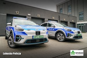 Dwa nowe radiowozy elektryczne dla policjantów.