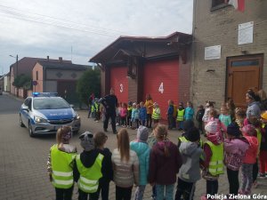 Policjant wśród dużej grupy dzieci.