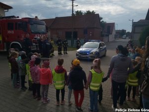 Najmłodsi stojący obok straży pożarnej.