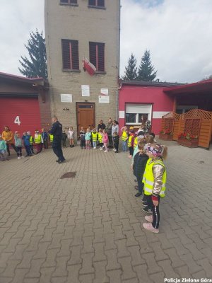 Grupa najmłodszych obok straży pożarnej wraz z policjantami.