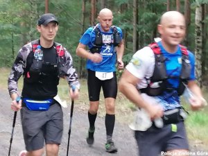 Policjanci w trakcie biegu na ultramaratonie.