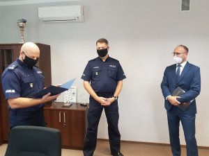 Trójka stojących policjantów.