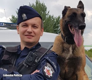 Policjant wraz z psem policyjnym która żegna się ze służbą.