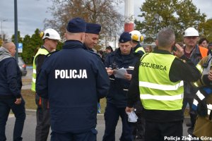 Grupa policjantów którzy zapoznają się z dokumentami.