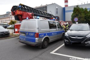 Bus policyjny zaparkowany obok straży pożarnej.