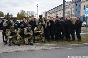 Grupa policjantów pozujących do zdjęcia.