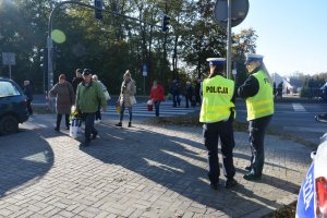 Policjantki pilnują bezpieczeństwa przy przejściu dla pieszych