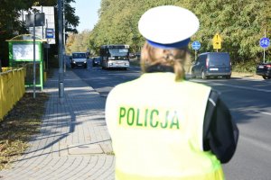 Policjantka Ruchu Drogowego mierzy prędkość samochodów