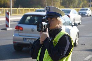 Policjantka Ruchu Drogowego z laserowym miernikiem prędkości