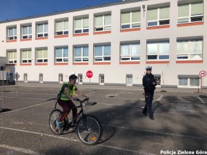 Policjantka egzaminuje jednego z uczniów