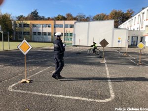 Policjantka egzaminuje ucznia