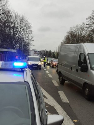 Policjanci sprawdzają czy kierowcy stosują się do obowiązku jazdy na suwak