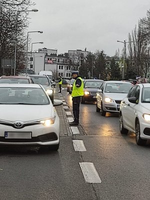 Policjanci sprawdzają czy kierowcy stosują się do obowiązku jazdy na suwak