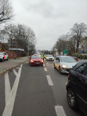 Policjanci sprawdzają czy kierowcy stosują się do obowiązku jazdy na suwak