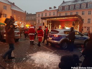 Radiowóz zaparkowany obok mikołajkowego koncertu.