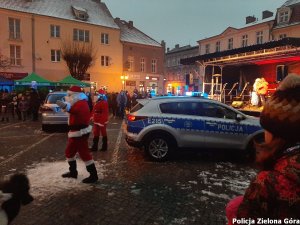 Radiowóz zaparkowany obok koncertu mikołajkowego.