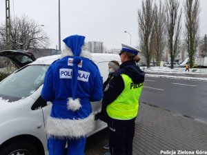 Polikołaj wraz policjantką.