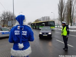 Polikołaj wraz z policjantką zatrzymali samochód osobowy.