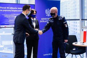 Policjant ściskający dłoń przedstawiciela UE