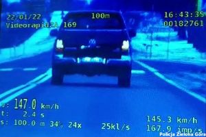 Zdjęcie ekranu widerojestratora. W środku samochód osobowy, na dole ekranu pomiar prędkości oraz inne dane.