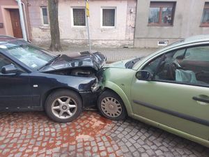 Oba samochody po zderzeniu
