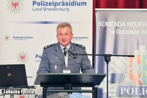 Policjant wygłasza przemowę.