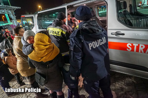 Bus straży granicznej wraz z funkcjonariuszami policji.