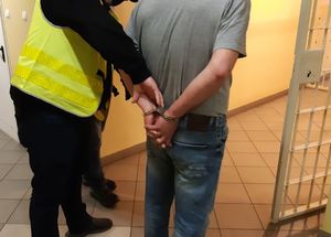 Policjant z zatrzymanym mężczyzną