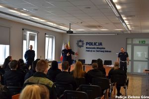 Policjanci opowiadają klasie mundurowej o pracy w policji.