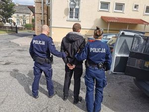 Dwójka policjantów odprowadzająca złodzieja.